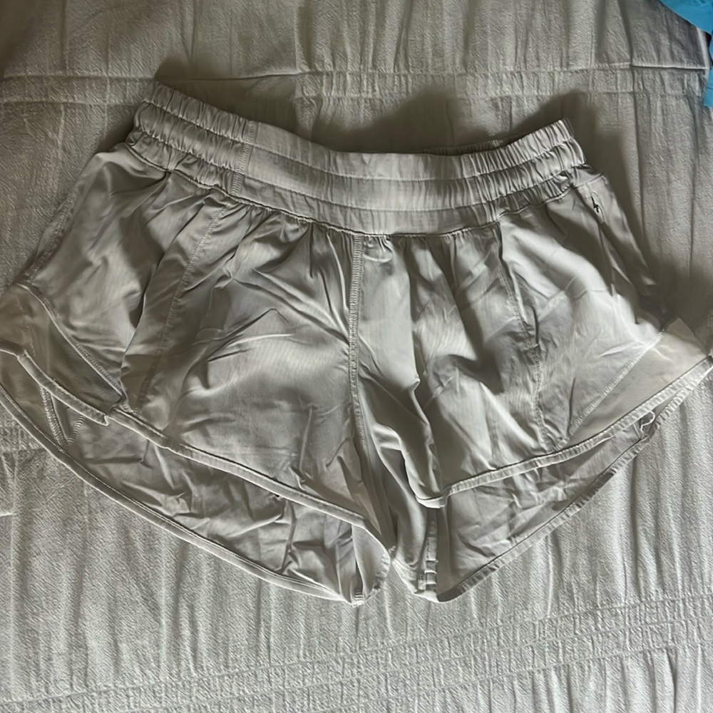 Lululemon white hotty hot shorts size 4